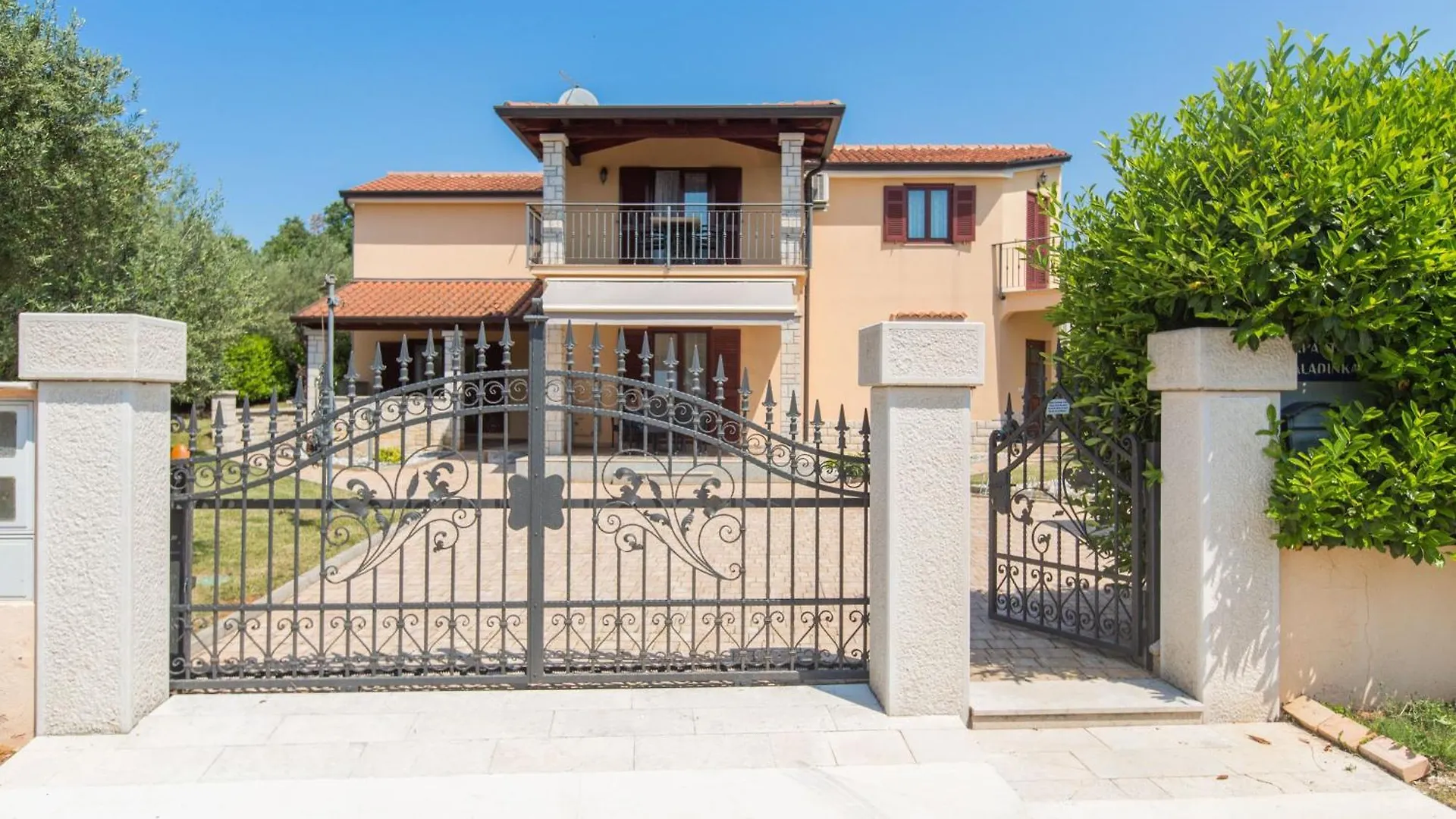 Strandnahe Ferienwohnung Marea Mit Pool Und Garten Porec 0*,  Croatia